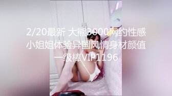 妈妈和儿子在客厅聊性福聊的非常开心