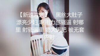 偷窥家庭摄像头，为了照看婴儿，浴室边上买了个泳缸，妈妈边搓澡搓背搓奶奶边跟婴儿说话，很有爱的妈妈哦！