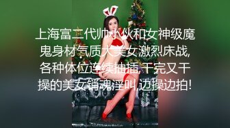   露脸新人妹子，欧式沙发全裸自慰，特写掰开蝴蝶逼，手指插穴表情很享受