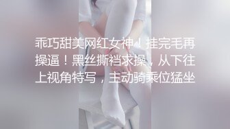 【原档首发】艾玛展示了她性感的身体和性感的小屁股，但时间不长，因为这个幸运的老家伙出现了，开始舔她性感的小屁股。