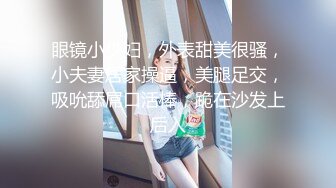 在你要求 早川夏美穿上她可爱的学校泳装 cosplay 后，她会过来坐在你的阴茎上。