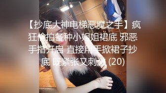  磨人的小妖精露脸给小哥舔着鸡巴骚逼就流淫水真骚啊，让小哥多体位蹂躏爆草抽插