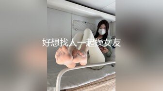 乳大臀翘的裹胸装短裤美女2800元约到啪啪,沙发上揉奶抠逼,口交,抱起来插,又到床上干