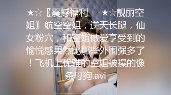 玫瑰纹身短发可爱小姐姐新人首秀 ，撩起吊带装给你们看奶子 ，揉捏手指摩擦奶头 ，乳液瓶子口红笔特写插粉穴