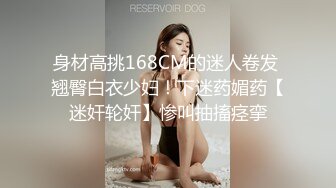 小巧的OL精致美少女，跟拍上厕所嘘嘘，蠕动的小穴十分诱人，尿完了还不舍得起来~