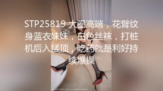 专门喜欢搞熟女，撩起裙子一顿摸，骚女还挺享受，双腿肩上扛猛怼，翘起屁股扶着JB深插，啊啊浪叫