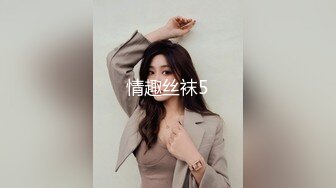 长腿美女逛街T恤直接穿豹纹骚丁男友面前狠狠抄 闷骚的JK制服小姐姐红黑吊带丝袜双腿环配骚丁