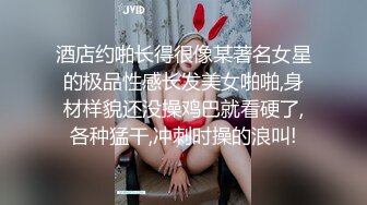 纯欲系清纯美少女，露奶护士情趣装，扭腰摆臀诱惑，棒子猛捅骚逼，淫水白浆直流，无毛骚逼骑乘位