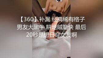 丝袜露脸双女姐妹花的诱惑，镜头前让小哥调教听狼友指挥展示，吃奶玩逼，道具抽插