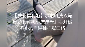 年轻夫妇找单男开房玩3P