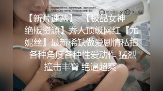 戴眼镜的老熟女私底下这么风流，邀请两炮友到家一起干，两洞齐开爽歪歪！