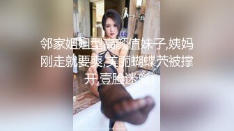 【新片速遞】  无毛逼风骚女友全程露脸跟小哥啪啪，屁股撅得好标准，让小哥放在桌子上抽插，抱起来干舔逼玩弄后入抽插真骚