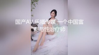 纹身社会哥约操老相好，骑上来扶屌插入，穿上丝袜后入爆操，趴在哪里尽情享受，搞得舒服了