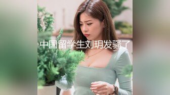 性感粉色长裙少妇啪啪，连体开档丝袜舔弄口交抽插猛操