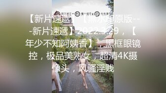 公交车上惊现紧挨的骚妇不穿内裤,真想从齐逼后开叉裙插入肥凸泛红的肉穴