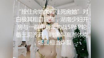 蓝色隔板女厕全景后拍白虎馒头穴学妹,娇嫩的馒头忍不住想咬一口