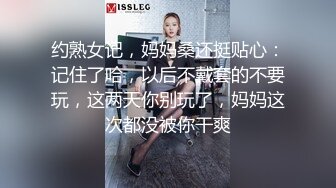 可爱的亚洲女孩吮吸她男朋友的白色公鸡，然后做了个面部POV