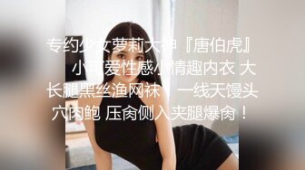 面容姣好的美少妇，情趣房灯光增进乐趣