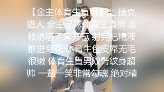 反差学生妹双手扶着鸡巴认真口交