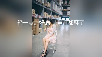 长卷发美少妇露脸镜头前第一视角道具插穴，进出阴道轻松自如