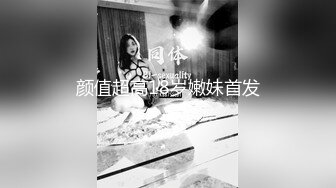   熟女的3P全程露脸情趣诱惑伺候两个年轻小哥，两个鸡巴一起舔深喉交真鸡巴骚