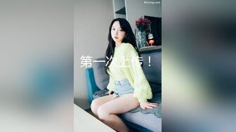 黑丝露脸这妞子极限拉扯骚逼，玻璃瓶子都往逼里塞，表情狰狞刺激，浪叫不断，驴鸡巴一样的道具一插到底刺激