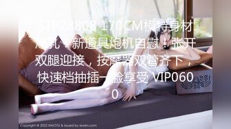 请女拍手到女厕偷拍妹子们尿尿空闲的时候她出来抽烟放松时对我说,我也要上个厕所你可别拍我啊