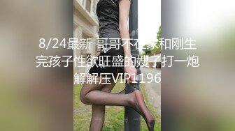 奶哺乳期骚女激情操逼，挤出乳汁，抓着屌猛吸，从下往上视角后入，操的两个大奶晃动