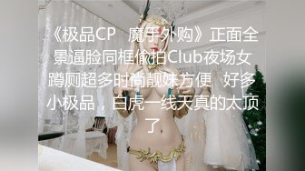 花臂纹身娇小身材贫乳美女小姐姐，性感开档黑丝高跟鞋，振动棒抽插坐在浴室地上自慰，跪着翘起美臀摆弄