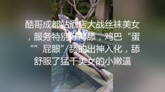 父亲刚离开硕大乳房的美艳妈妈就被儿子一把搂住，用力揉捏奶子亲吻猛吸猛操征服