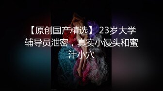 和熟妇骚老婆在浴室洗澡情不自禁啪啪上她，黑丝无套