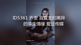 这骚货真拿大哥不当回事，全程露脸大哥就在身后坐着她在前面逼里塞个跳弹自慰骚逼诱惑狼友，揉奶子摸逼洗澡