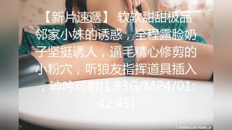 大眼圓臉黃毛小美女可人兒，妹子毛雖然多，但小穴依然保持超粉嫩，拔下内褲翹着蜜臀不帶套就插她，把她弄得哇哇叫 小手狂抓枕頭