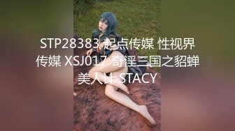 【新片速遞】 黑丝双女激情大秀开草表演，这娘们比男人草逼还猛呢，双头道具插入逼逼夹紧了猛插，多体位爆草浪叫呻吟不止