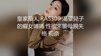 《极品反差露脸学生妹》外语大学知名公交车痴女，为了求干什么都敢玩，户外露出、吃精、3P样样精通，长相一般但真的骚