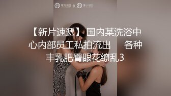 粉嫩的少女露臉大秀直播，聽狼友指揮脫光光在床上誘惑狼友，撅著屁股掰開騷逼給狼友看，互動狼友撩騷不斷