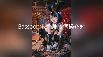 豹纹小少妇露脸精彩演绎，房间里好几哥