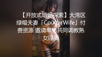 呆萌小萝莉躲在厕所舒服一下