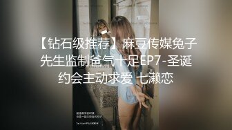 随意扒下美女的领口