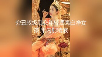 清純眼鏡娘，文文靜靜，佳人美乳，墻上掛著自己拍的藝術寫真