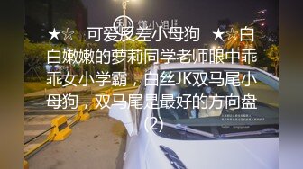 有颗泪痣新人麻花辫小姐姐特写自慰，撩起裙子没穿内裤，特写玻璃棒进出抽插美穴，淫语骚话搞爽了流出水