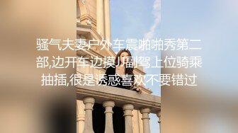 温柔似水的长筒靴小妹 蹲那里静静的排尿 很有淑女范