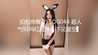 女大学生自己坐在上面动