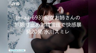 餐厅里黑裙长腿无内扫女，换换腿吸引注意力